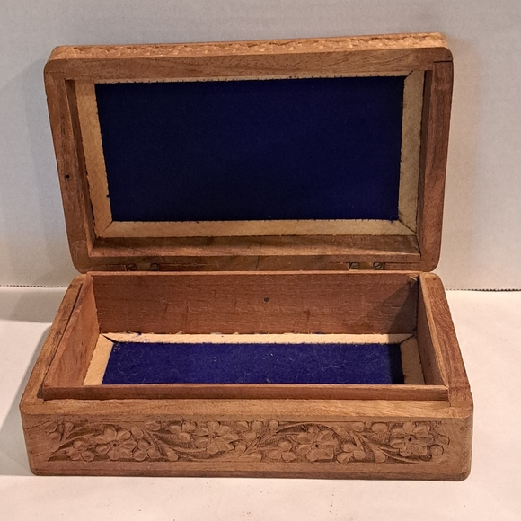 Intricate Carved Rosewood Box Floral Inlay Top Lined Interior India. - Picture 4 of 7
